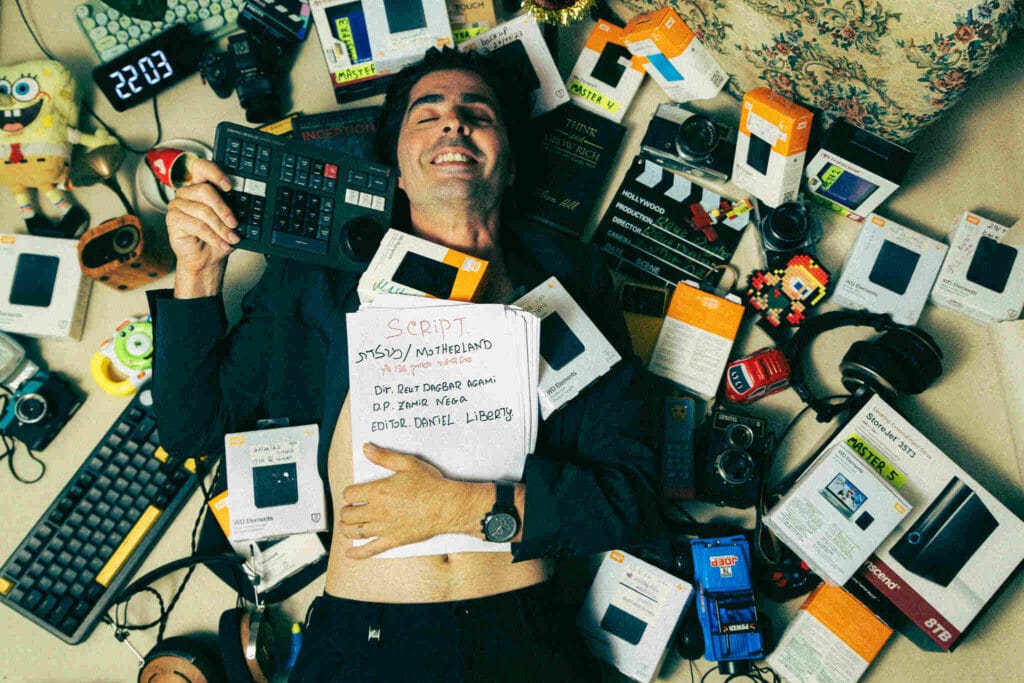 דניאל ליברטי בעריכת הסרט מולדת, מוקף כוננים וחומרי גלם